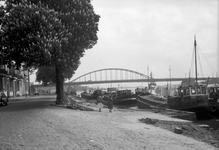841918 Gezicht op de Rijnkade te Arnhem, met op de achtergrond de Rijnbrug (John Frostbrug).